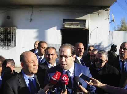 El primer ministro Yusuf Chahed visita una comisaría saqueada en la localidad de El Battan