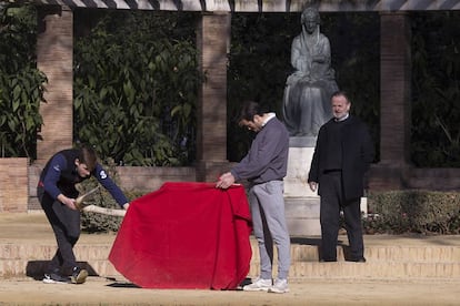 Juan Ortega torea de salón en el Parque de María Luisa de Sevilla, bajo la mirada de Pepe Luis Vargas.