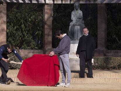 Juan Ortega torea de salón en el Parque de María Luisa de Sevilla, bajo la mirada de Pepe Luis Vargas.