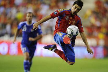 Villa, autor de los dos últimos goles españoles, en un magnífico control del balón.