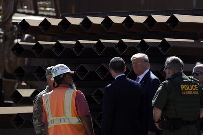 El presidente Donald Trump recorre una sección del muro fronterizo en Otay Mesa, California (EE UU), el miércoles 18 de septiembre de 2019.