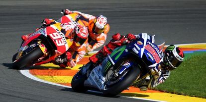 Jorge Lorenzo,perseguido por Marc Márquez, en la última carrera de MotoGP de 2015.