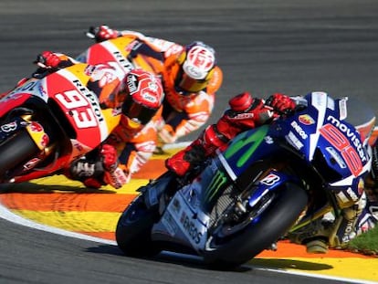 Jorge Lorenzo,perseguido por Marc Márquez, en la última carrera de MotoGP de 2015.