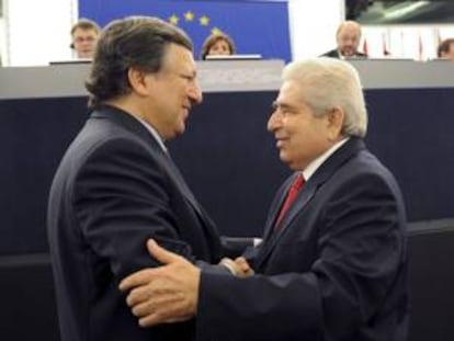 El presidente chipriota, Demetris Christofias (d), conversa con el presidente de la Comisión Europea, José Manuel Durao Barroso. EFE/Archivo