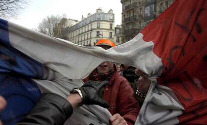 Manifestantes rompen una bandera francesa, al tiempo que cientos de miles de estudiantes marchan por las calles de París. "Nosotros no buscamos la playa debajo de los adoquines, lo único que queremos es detener la creciente
precarización del mercado laboral", ha asegurado Mathieu, un estudiante de derecho de 21 años que participa en París en la manifestación convocada por los sindicatos de estudiantes.