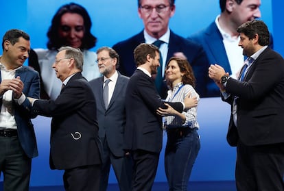 Alberto Núñez Feijóo, Mariano Rajoy, Juan Manuel Moreno Bonilla, Pablo Casado, Isabel Díaz Ayuso y Cuca Gamarra en el último congreso nacional del PP, celebrado en Sevilla en abril de 2022.