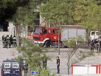 Bomberos y policías en el aparcamiento del estadio de la Peineta tras el atentado.