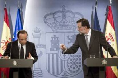 El jefe de Gobierno español, Mariano Rajoy (d), se dirige al presidente francés, François Hollande, durante la rueda de prensa ofrecida tras reunirse hoy en el palacio de la Moncloa.