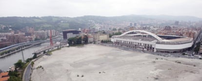 Terrenos en que se prevé construir el nuevo San Mamés, con el actual estadio al fondo.