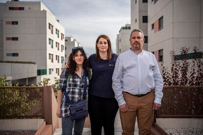 De izquierda a derecha, Raquel Martín, Ainhoa Rivas y Ramón Bultó, tres vecinos de los bloques de Getafe (Madrid) donde Fidere quiere incrementar las rentas hasta en un 100%.