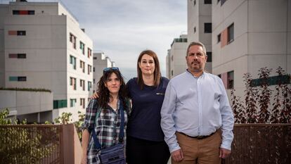 De izquierda a derecha, Raquel Martín, Ainhoa Rivas y Ramón Bultó, tres vecinos de los bloques de Getafe (Madrid) donde Fidere quiere incrementar las rentas hasta en un 100%.