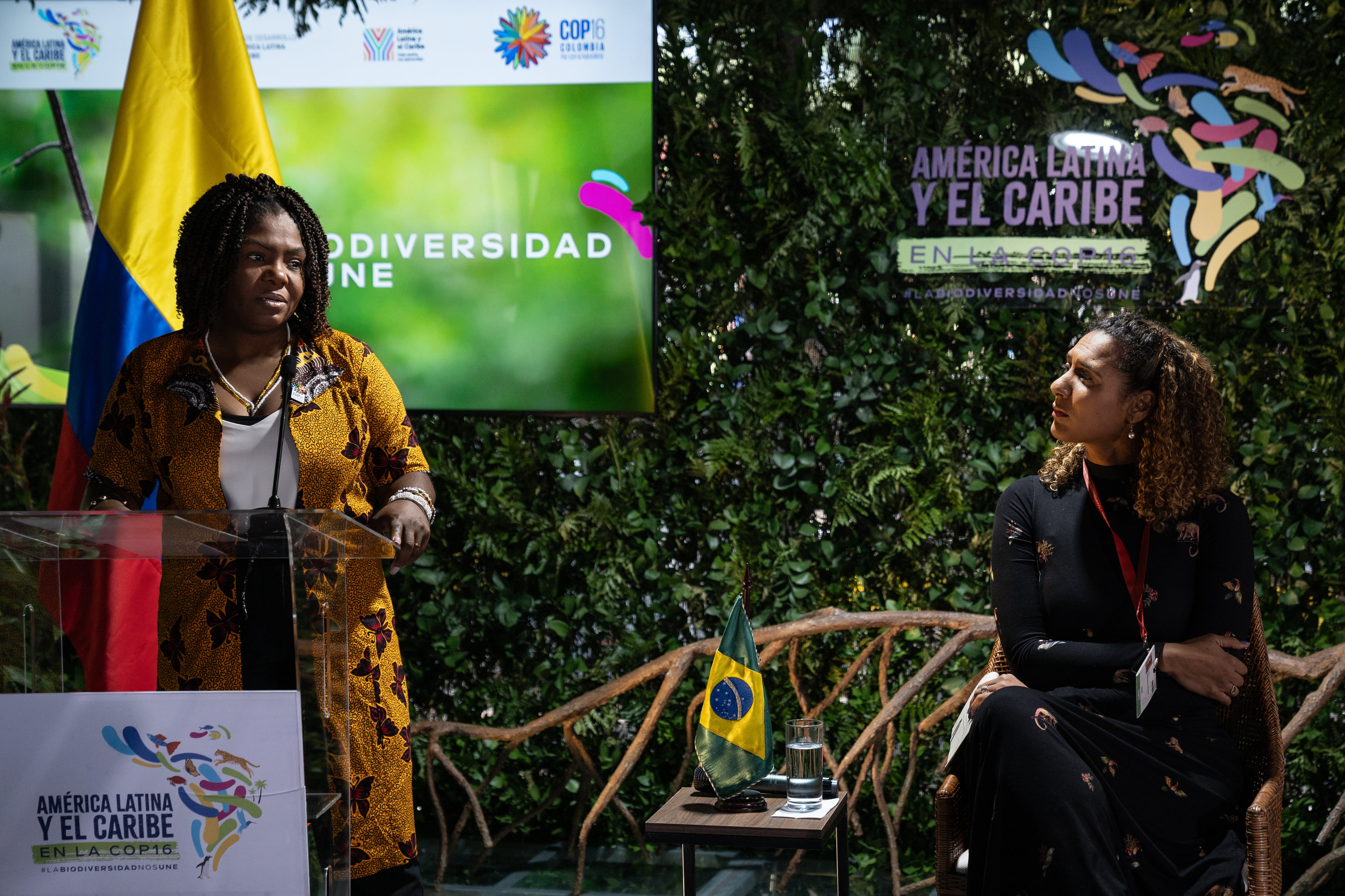 Francia Márquez, vicepresidenta y ministra de Igualdad de Colombia y Anielle Franco, ministra de Igualdad Racial de Brasil, durante la inauguración del pabellón CAF, en la COP16.