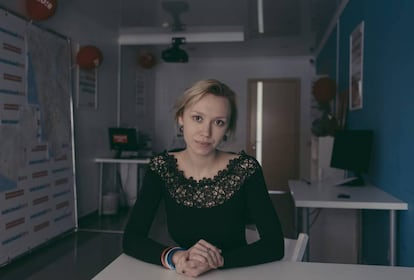 Olessia Khristosenko trabaja en Sochi, en una de las 60 oficinas que ha abierto el opositor Alexéi Navalni en toda Rusia. “Es mucho más que un trabajo. Intentamos cambiar las cosas. Navalny es el único que protesta de verdad y que intenta actuar al mismo tiempo.Como nosotros, viene del pueblo y no del poder”, afirma con entusiasmo, pero cansada. Unos días antes, la policía pasó de nuevo por la oficina para confiscar unos ordenadores. “Quieren recordarnos que nos vigilan”. Khristosenko ha sido detenida dos veces. Confiesa que “no tiene miedo”."Las autoridades quieren asustarnos, pero el efecto es el contrario: estamos más motivados que nunca”. En la elecciones será una simple observadora: “Es una farsa orquestada para mantener a Putin en el poder. En las últimas semanas hemos visto cómo las autoridades presionan para que todo el mundo vaya a votar. El día de las elecciones, acudiremos a los colegios y vigilaremos que no haya ningún fraude”.