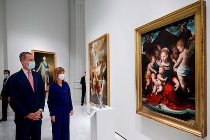 El rey Felipe, acompañado por la ministra de Educación y Formación Profesional, Pilar Alegría, observa la 'Virgen del Lirio', de Cornelis van Cleve.