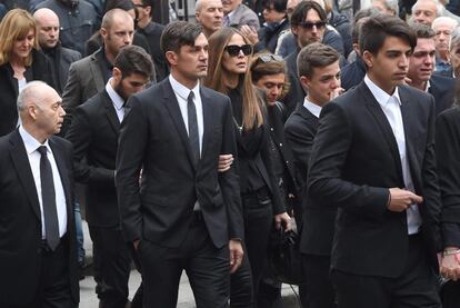 Paolo Maldini junto a su esposa y sus hijos en el funeral de su padre Cesare que falleció a los 84 años. "Adiós papá, protégenos a todos desde el cielo tal y como lo has hecho en la tierra todos los días de tu vida. Te quiero". Así se despidió Paolo en una foto colgada en su Instagram. 