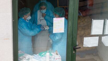 Tres trabajadoras, en la residencia O Incio este viernes por la mañana.