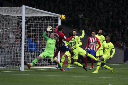 El delantero del Atlético Diego Costa marca de cabeza el primer gol del partido.