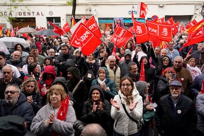 Simpatizantes del PSOE se congregan frente a la sede del partido en la calle Ferraz de Madrid, este sábado. 