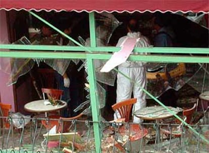 La policía turca inspecciona la cafetería tras la explosión del artefacto.