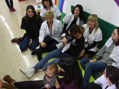  Pacientes y profesionales del Hospital de Día Madre-bebé, en Barcelona.