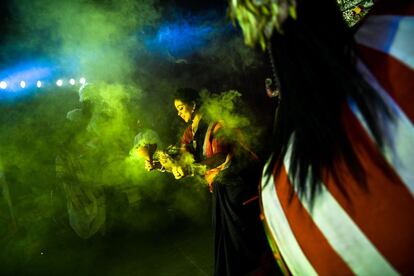 Una devota hindú realiza una danza frente a la diosa Durga, dutante el ritual 'Arti', en Nueva Delhi.