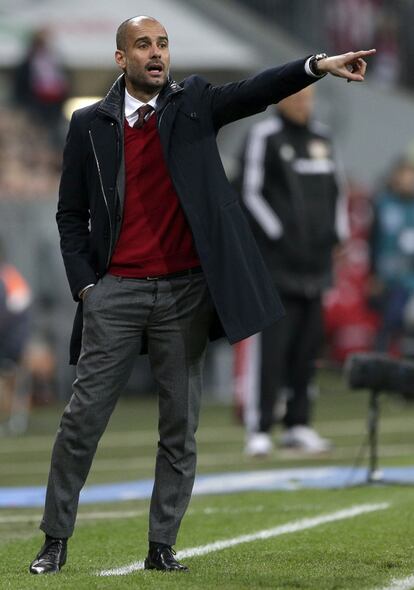 Guardiola da instrucciones durante un partido de la Bundesliga ante el Bayer Leverkusen.