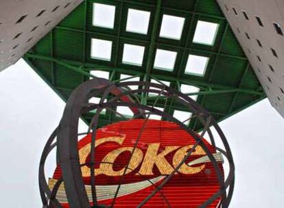 El logotipo de 'Coke' preside la fachada de la sede central de Coca-Cola en Atlanta.