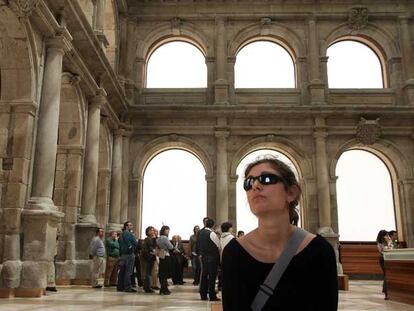 Una joven observa el recinto del Museo del Prado.