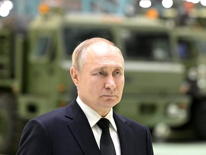 El presidente ruso, Vladimir Putin, durante una visita a la planta de Obukhov, este miércoles, en San Petersburgo (Rusia).