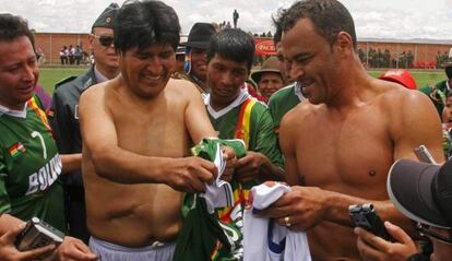 Evo Morales intercambia camisetas con el exfutbolista brasile&ntilde;o Marcos Evangelista de Moraes Caf&uacute; (derecha) tras un partido de f&uacute;tbol el pasado lunes.
 