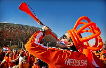 Un aficionado holandés se divierte en los alrededores del estadio Soccer City poco antes del inicio de la final del Mundial de Fútbol Sudáfrica 2010 entre Holanda y España.