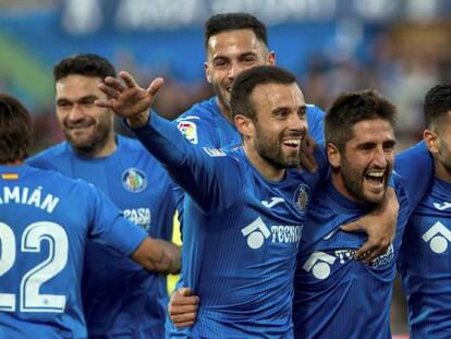 Los jugadores del Getafe celebran el gol de Bergara.