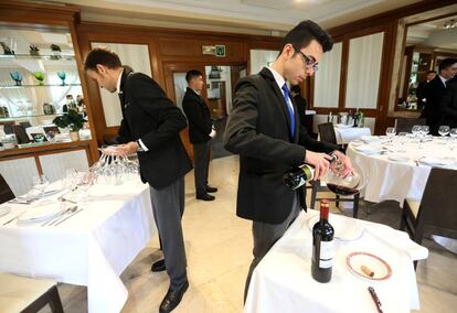 Alumnos de la Escuela Superior de Hostelería y Turismo de Madrid. 
 
 