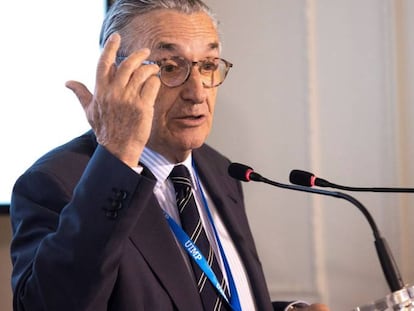 El presidente de la Comisión Nacional de los Mercados y la Competencia (CNMC), José María Marín Quemada, interviene en el curso de la APIE de Santander.