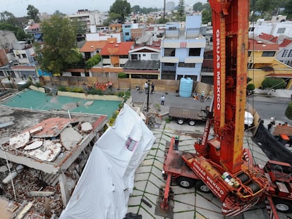 Maquinaria pesada recogiendo escombros en el Colegio Enrique Rebsamen, parte del inmueble colapsó en el sismo del 19 de septiembre de 2017.