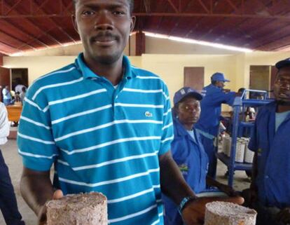 Patrick Massenat con las pastillas recicladas en Carrefour Feville.