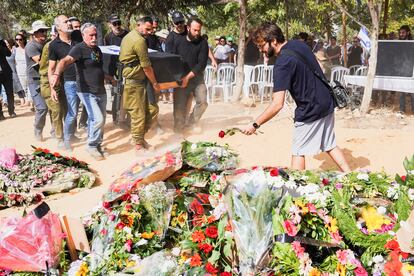 Entierros en el kibutz Revivim este domingo de vecinos del kibutz Beeri asesinados por Hamás, ante la imposibilidad de recibir sepultura en su comunidad por ser zona militar cerrada.