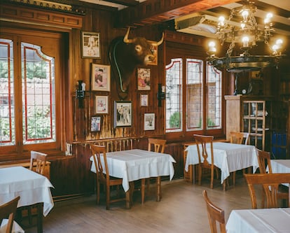 El restaurante del Área 103, Guadalajara (Castilla-La Mancha), donde ponen un lechazo rico con ensalada de su huerta. Es un lugar de estética folclórica y que dispone de una tienda con su propia línea de productos nacionales, denominada Acojonantes.