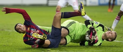 Pedro choca con Cillissen, guardameta del Ajax.