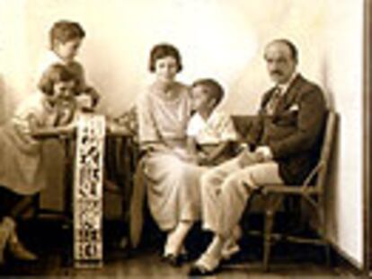 José Ortega y Gasset y Rosa Spottorno, con sus hijos Soledad, Miguel y José, sentado entre sus padres, en Zumaya (1923).