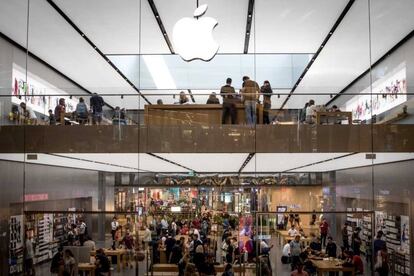 Decenas de personas, en una tienda de Apple en Turquía en agosto de 2018. 