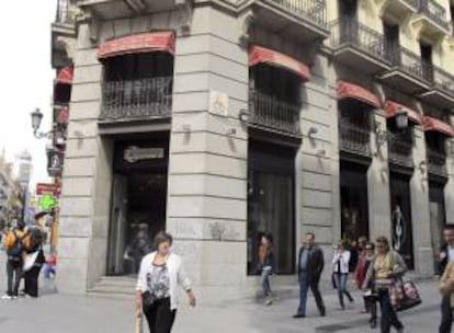 Varios peatones caminan frente una tienda en la calle madrile?a de Preciados. EFE/Archivo