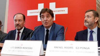 El director del Instituto Cervantes, Luis García Montero, entre el alcalde la ciudad, Emilio Bascuñana, y el secretario general del Instiruto Cervantes, Rafael Rodríguez-Ponga (d) en Orihuela.