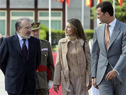 El ministro de Economía y Hacienda, Pedro Solbes, despidió a los Príncipes en el aeropuerto de Barajas.
/ ULI MARTÍN