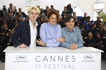 De izquierda a derecha, Luca Chikovani, Alice Rohrwacher y Adriano presentan 'Happy as Lazzaro' en Cannes, el 14 de mayo de 2018.