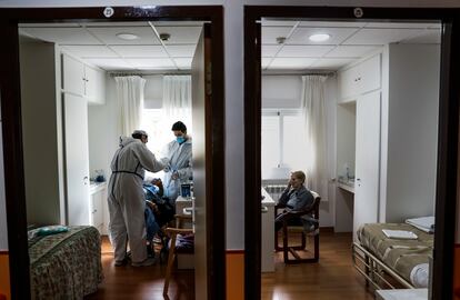 Un grupo de sanitarios realiza test en la residencia de ancianos Las Praderas en Pozuelo de Alarcón (Madrid).