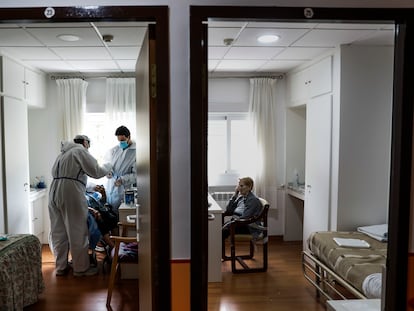 Un grupo de sanitarios realiza test en la residencia de ancianos Las Praderas en Pozuelo de Alarcón (Madrid).