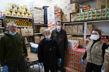 De izquierda a derecha, Ramón, empleado del comedor; Fuensanta, Manuel, presidente del comedor, y Margarita, trabajadora social