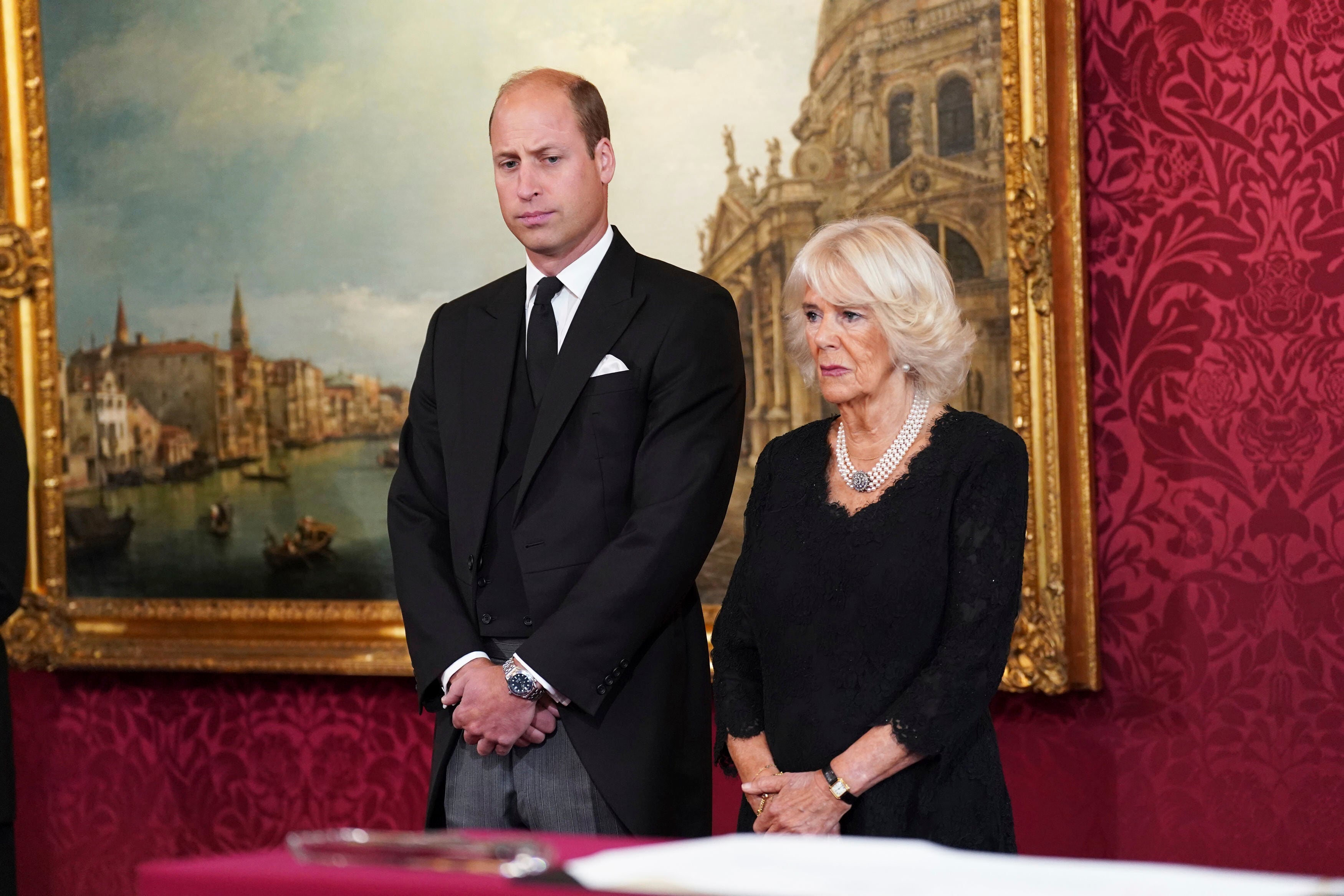 El príncipe de Gales y la reina consorte, durante el acto de proclamación de Carlos III como rey, en Londres.
