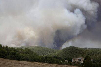 La columna de humo del incendio de Òdena.